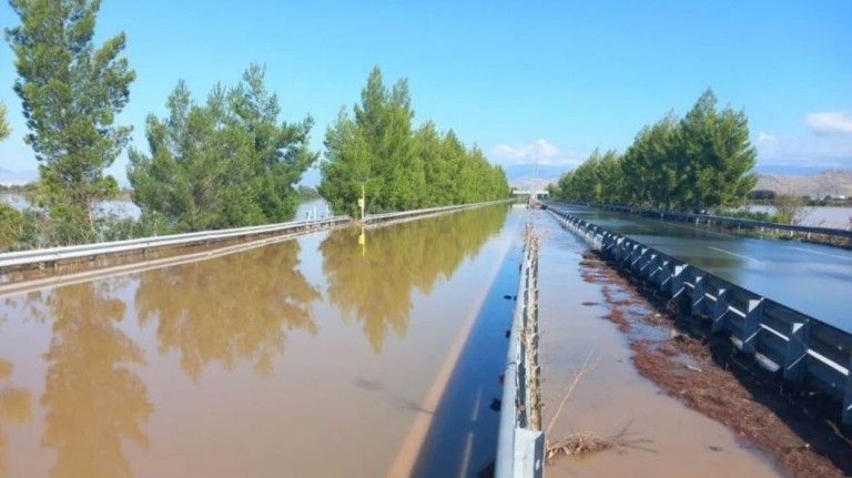 Κακοκαιρία Daniel: Παραμένει κάτω από το νερό η Αθηνών – Θεσσαλονίκης (vid+pics)