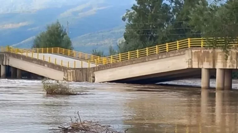 Κακοκαιρία Daniel: Κατέρρευσε η γέφυρα στον Παλαιόπυργο Λάρισας