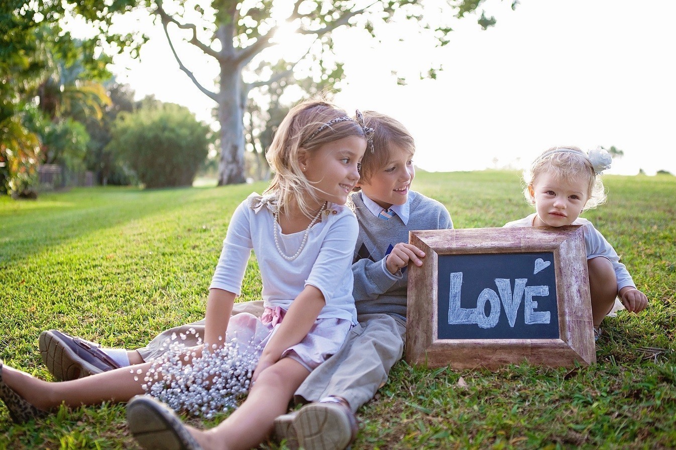 Σε ποια χώρα μεγαλώνουν τα πιο ευτυχισμένα παιδιά – Τα έξι πράγματα που δεν κάνουν ποτέ (tweet)