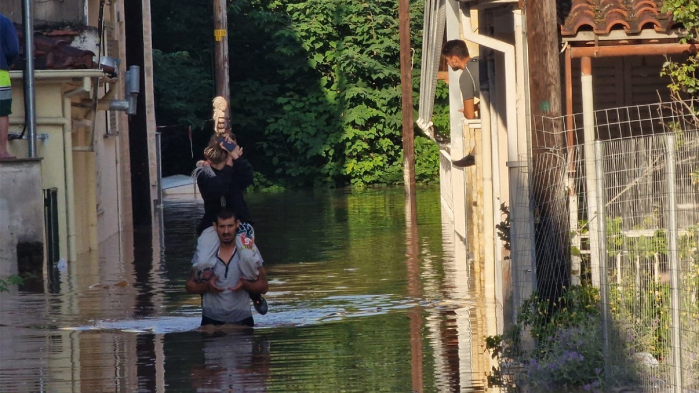 Κακοκαιρία Daniel: Εκκενώσεις σε τρία χωριά έξω από τη Λάρισα – Πλημμύρισαν σπίτια από τον Πηνειό