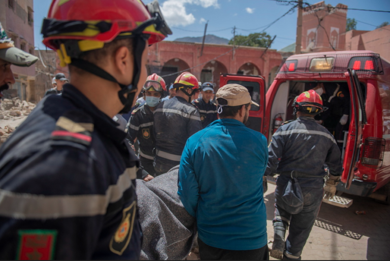 Σεισμός στο Μαρόκο: Αγωνιώδης μάχη με τον χρόνο για να βρεθούν επιζώντες (pics+tweets)