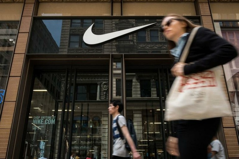 Nike: Η στρατηγική της για να ξανακερδίσει χώρο στα ράφια