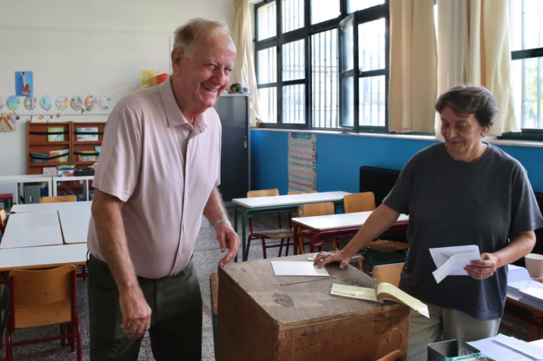 Εκλογές ΣΥΡΙΖΑ: Ψήφισε ο πατέρας τoυ Στέφανου Κασσελάκη (vid)