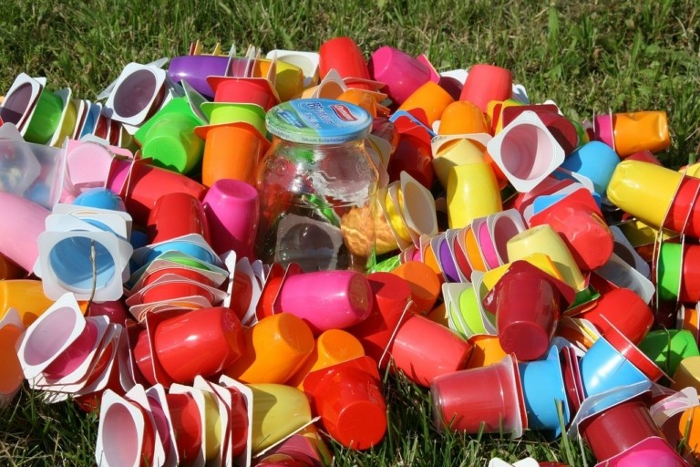 Ερευνα: 8 στους 10 πολίτες υποστηρίζουν τη μείωση της παραγωγής στα πλαστικά