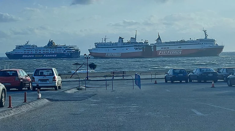 Ραφήνα: Εγκλωβισμένοι οι 750 επιβάτες του Fast Ferries Andros – Άγνωστο πότε θα δοθεί λύση (vid)