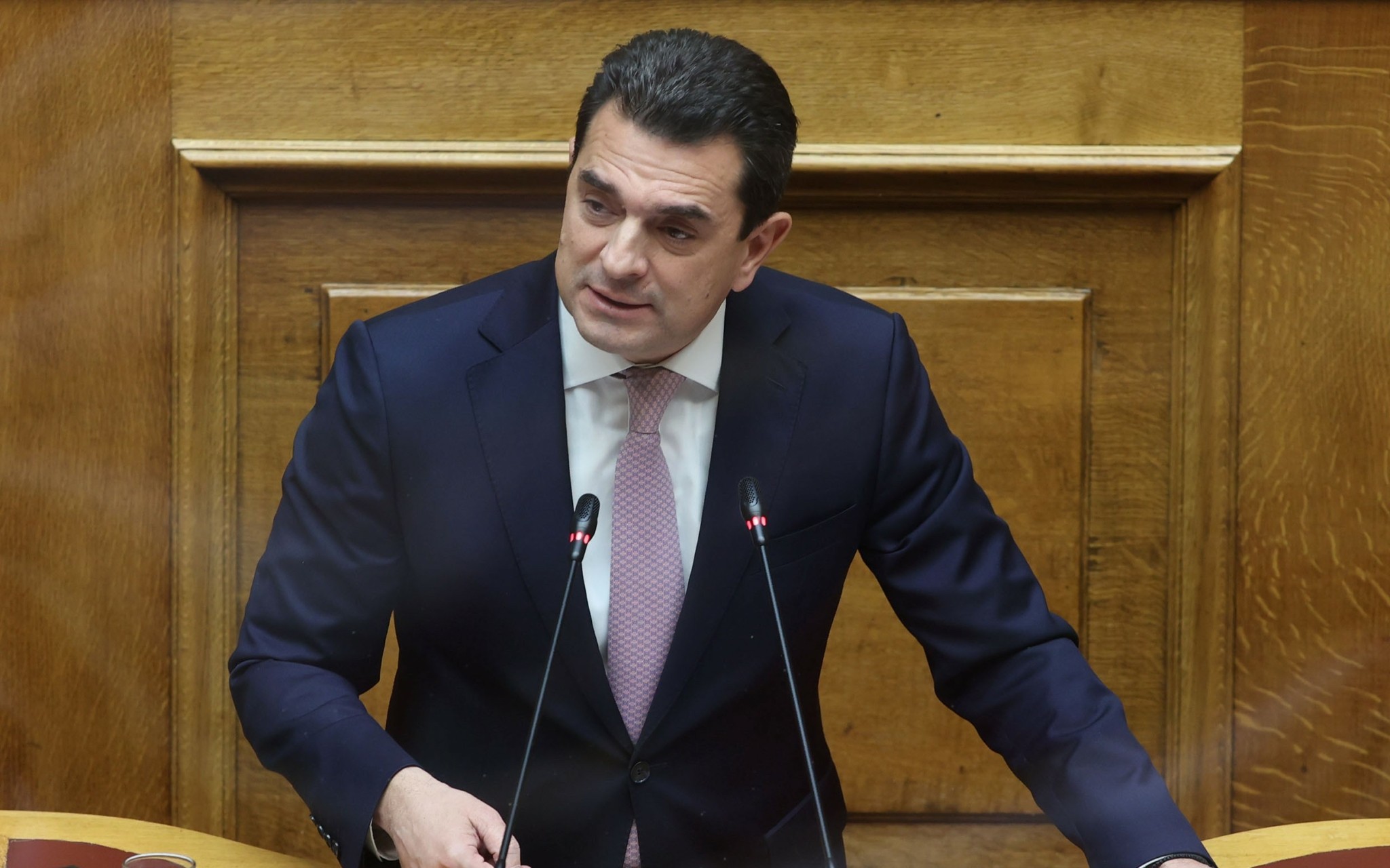 Σκρέκας στη Βουλή: Διαφάνεια στις τιμές ηλεκτρικής ενέργειας και τόνωση του ανταγωνισμού