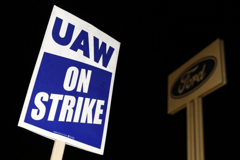 ΗΠΑ: Και οι εργαζόμενοι της Mack Trucks συμμετέχουν στην απεργία του UAW