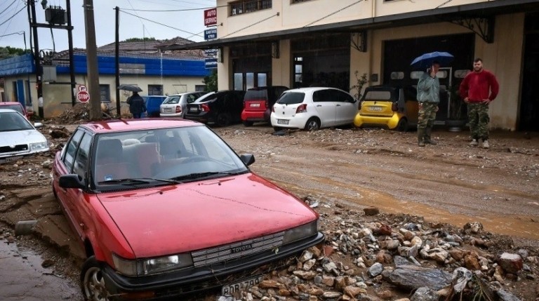 Κακοκαιρία Elias: Λάσπη και καταστροφή στον Βόλο – Πλημμύρισαν σπίτια και αυτοκίνητα (pics + vid)