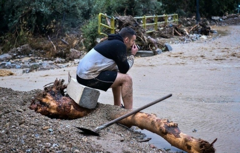 Κάτω από τόνους λάσπης ο Βόλος μετά την κακοκαιρία Elias – Η υδροδότηση το μεγάλο πρόβλημα (vids)