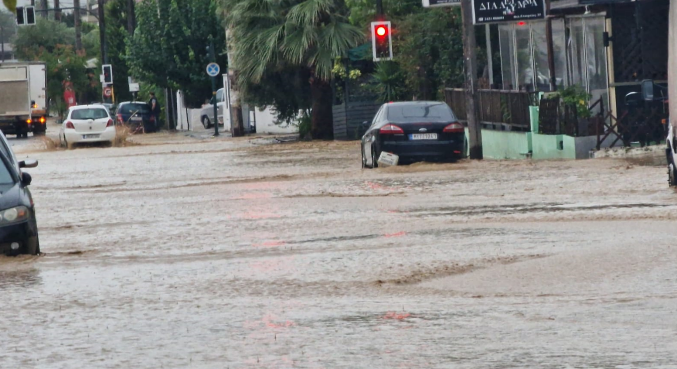 Κακοκαιρία Daniel – Βόλος: Υπερχείλισε χείμαρρος, δρόμοι μετατράπηκαν σε ποτάμια – Νέο κύμα κακοκαιρίας (pics + vid)