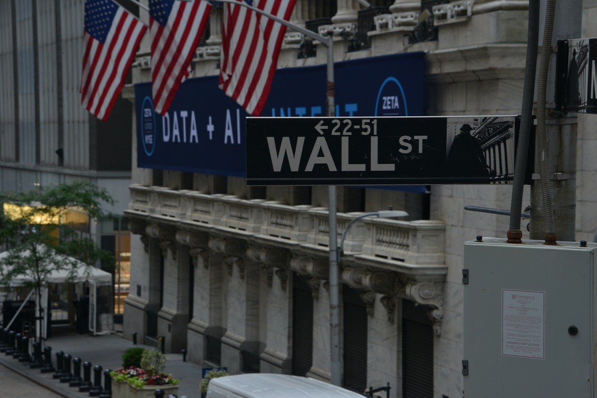 Wall Street: Θετικά πρόσημα σε προσπάθεια ανάκαμψης