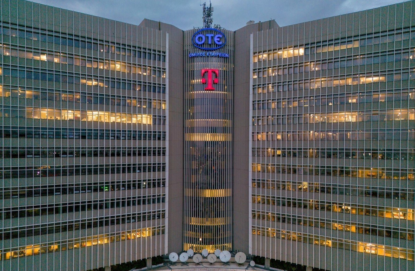 ΟΤΕ: To σήμα “T” προστέθηκε στην πρόσοψη του Διοικητικού Μεγάρου