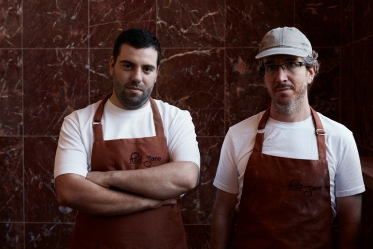 Red Jane: Πώς ένα εγκαταλελειμμένο κτίριο του ’30 στα Χανιά έγινε ένας φούρνος – επιτομή του design