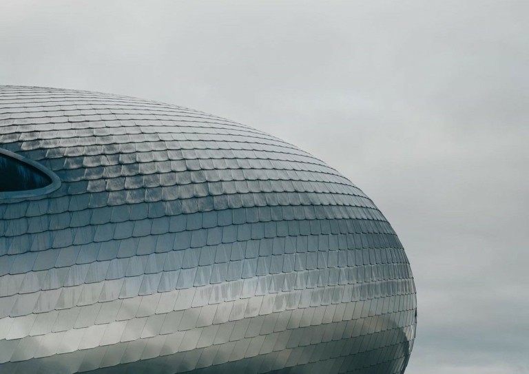 “Το μάτι του σολωμού”: H εντυπωσιακή εμπειρία στην επιβλητική πλωτή κατασκευή στα φιορδ της Νορβηγίας