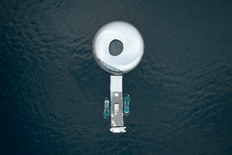 “Το μάτι του σολωμού”: H εντυπωσιακή εμπειρία στην επιβλητική πλωτή κατασκευή στα φιορδ της Νορβηγίας