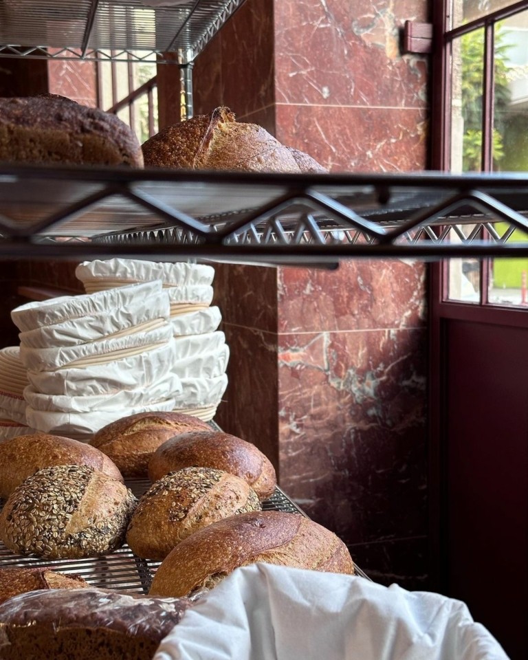 Red Jane: Πώς ένα εγκαταλελειμμένο κτίριο του ’30 στα Χανιά έγινε ένας φούρνος – επιτομή του design