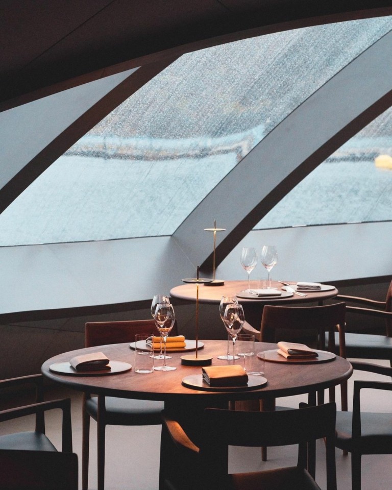 “Το μάτι του σολωμού”: H εντυπωσιακή εμπειρία στην επιβλητική πλωτή κατασκευή στα φιορδ της Νορβηγίας