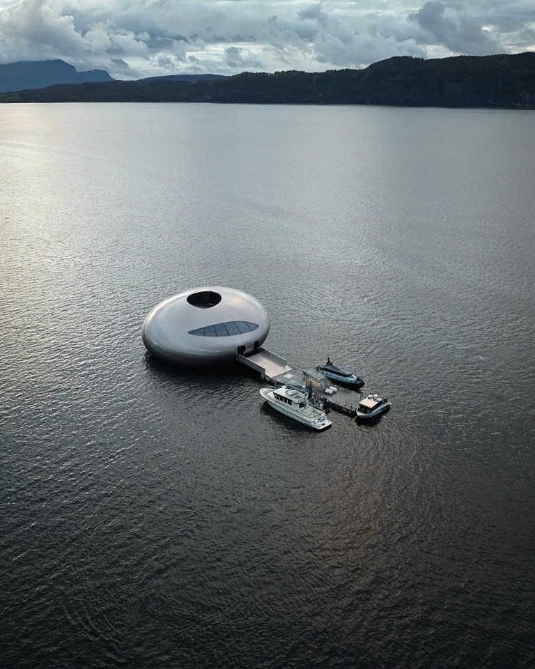 “Το μάτι του σολωμού”: H εντυπωσιακή εμπειρία στην επιβλητική πλωτή κατασκευή στα φιορδ της Νορβηγίας