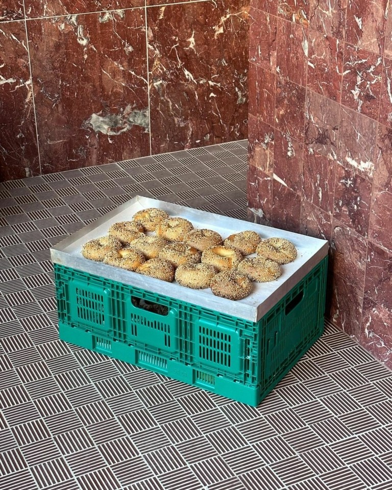 Red Jane: Πώς ένα εγκαταλελειμμένο κτίριο του ’30 στα Χανιά έγινε ένας φούρνος – επιτομή του design