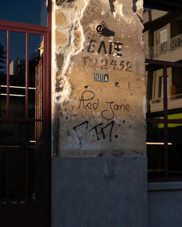 Red Jane: Πώς ένα εγκαταλελειμμένο κτίριο του ’30 στα Χανιά έγινε ένας φούρνος – επιτομή του design