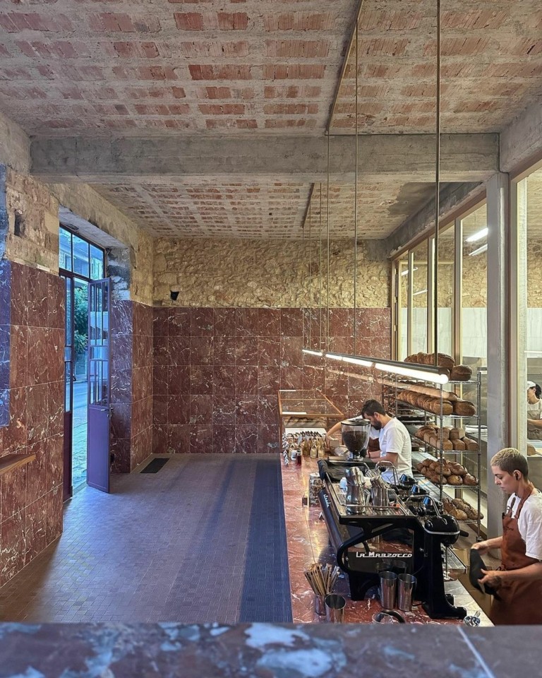 Red Jane: Πώς ένα εγκαταλελειμμένο κτίριο του ’30 στα Χανιά έγινε ένας φούρνος – επιτομή του design