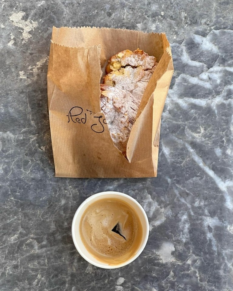 Red Jane: Πώς ένα εγκαταλελειμμένο κτίριο του ’30 στα Χανιά έγινε ένας φούρνος – επιτομή του design