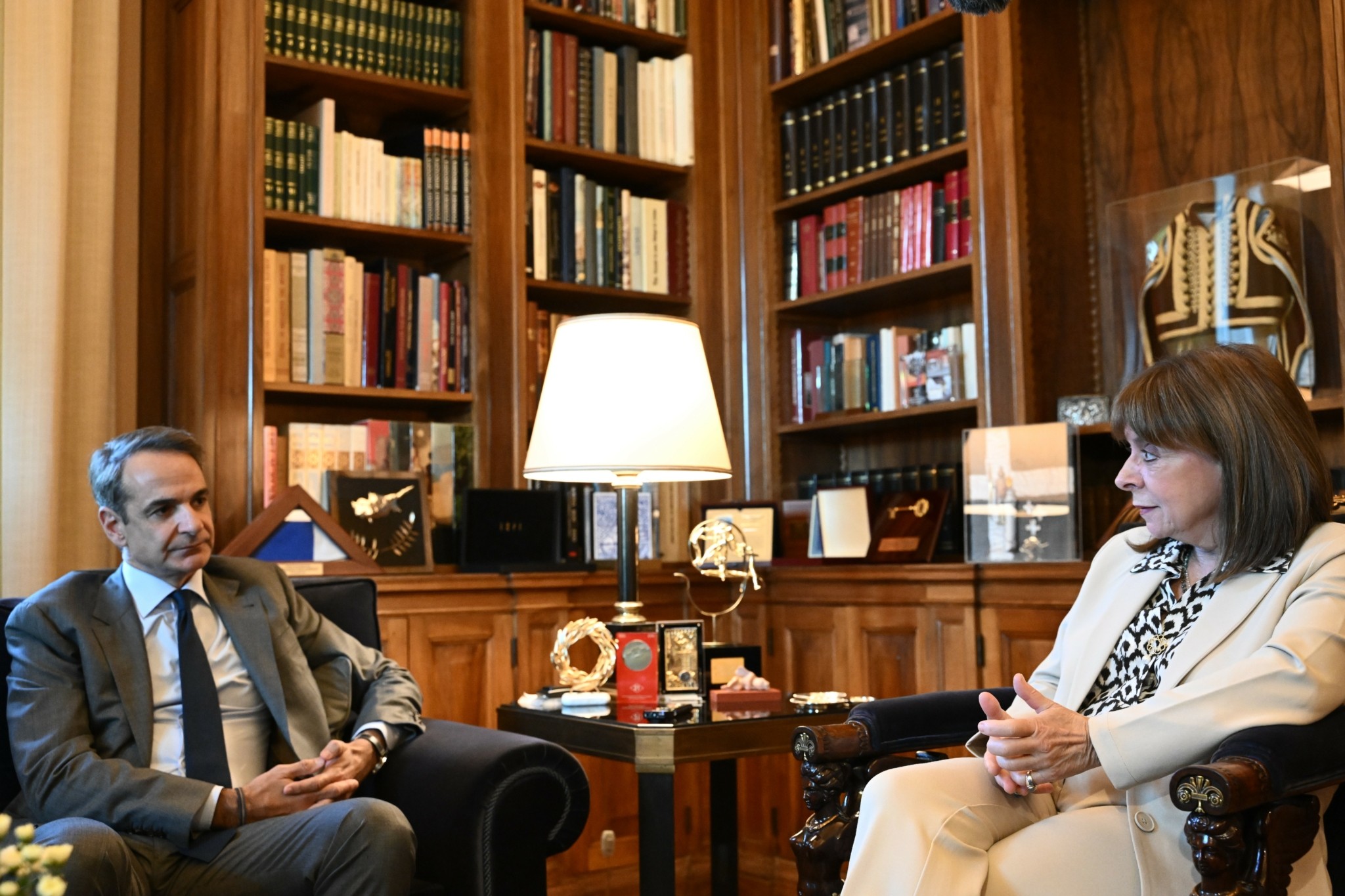 Συνάντηση Μητσοτάκη – Σακελλαροπούλου: Ιδιαίτερα ανησυχητική η ανάφλεξη στη Μέση Ανατολή