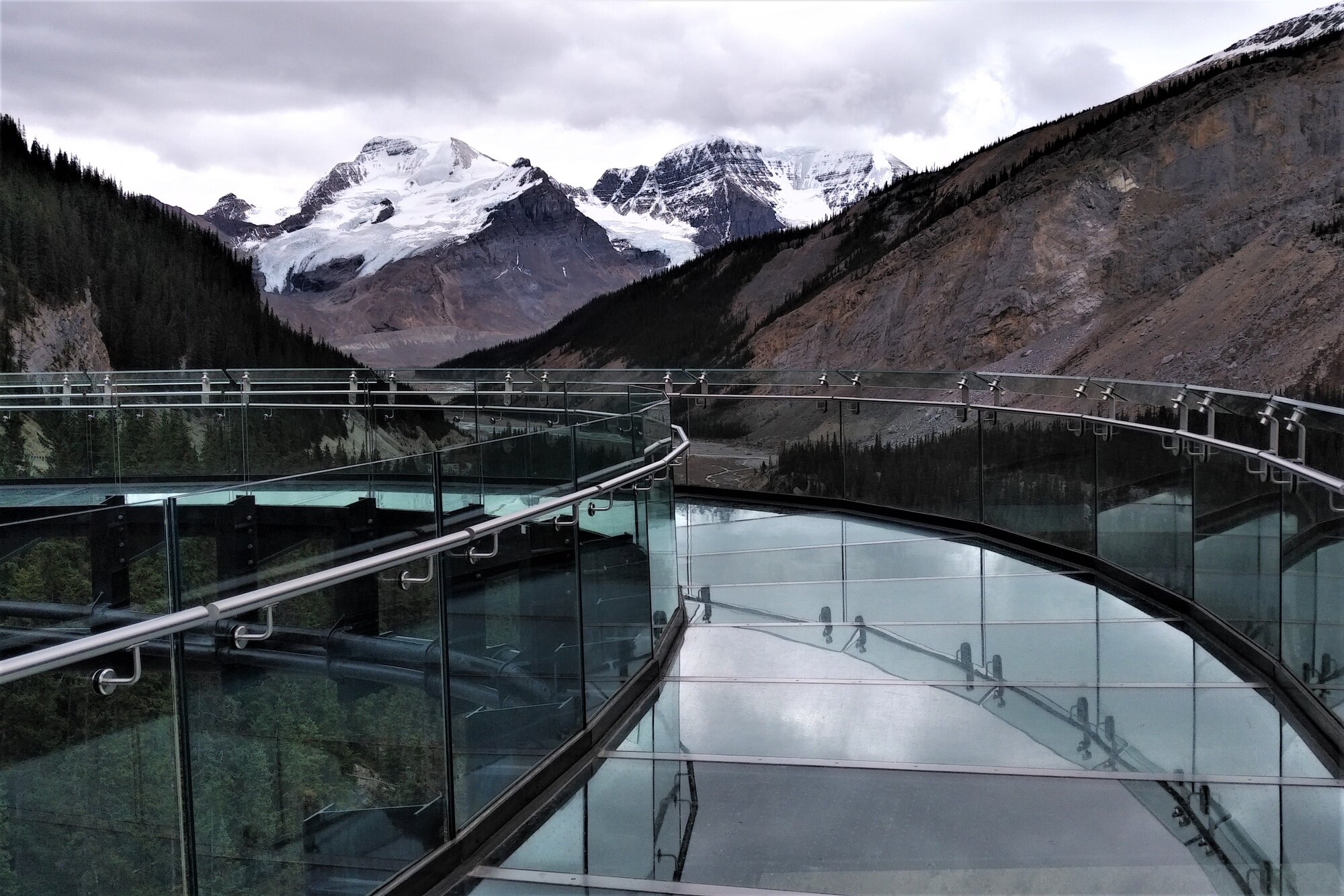 Περπατώντας πάνω από το κενό – Τέλεια θέα ακατάλληλη για υψοφοβικούς