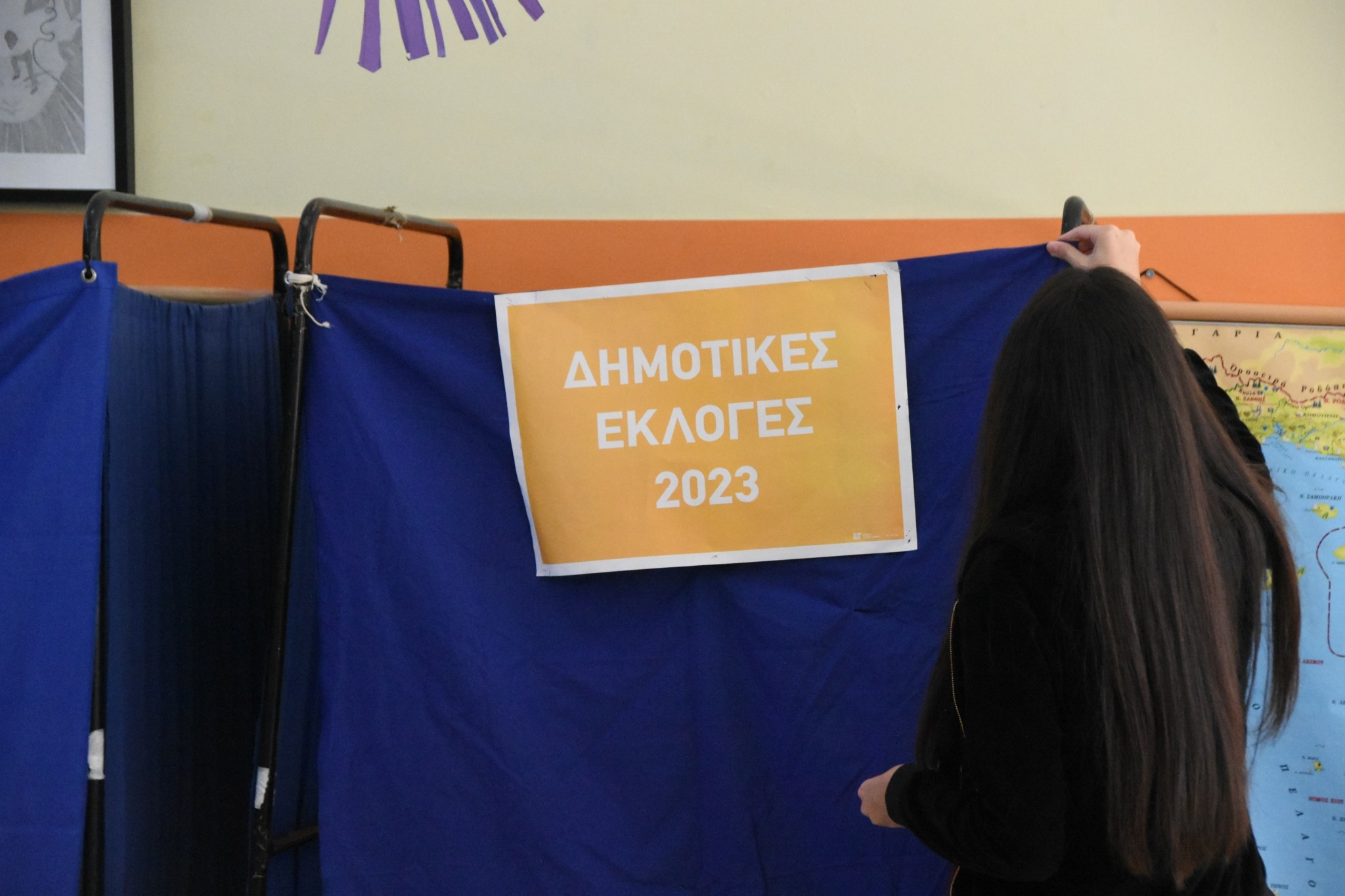 Η νύχτα των ανατροπών σε πολλούς δήμους – Ποιοι δήμαρχοι έχασαν τη μάχη της δεύτερης κάλπης