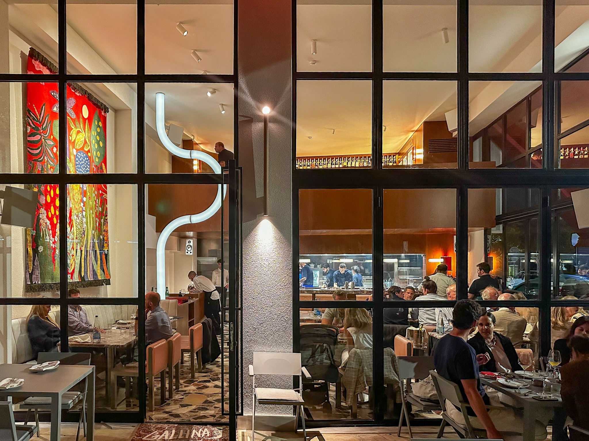 Gallina: Το εστιατόριο έργο Τέχνης στο Κουκάκι και ο εφοπλιστής-συλλέκτης πίσω από την ιδέα