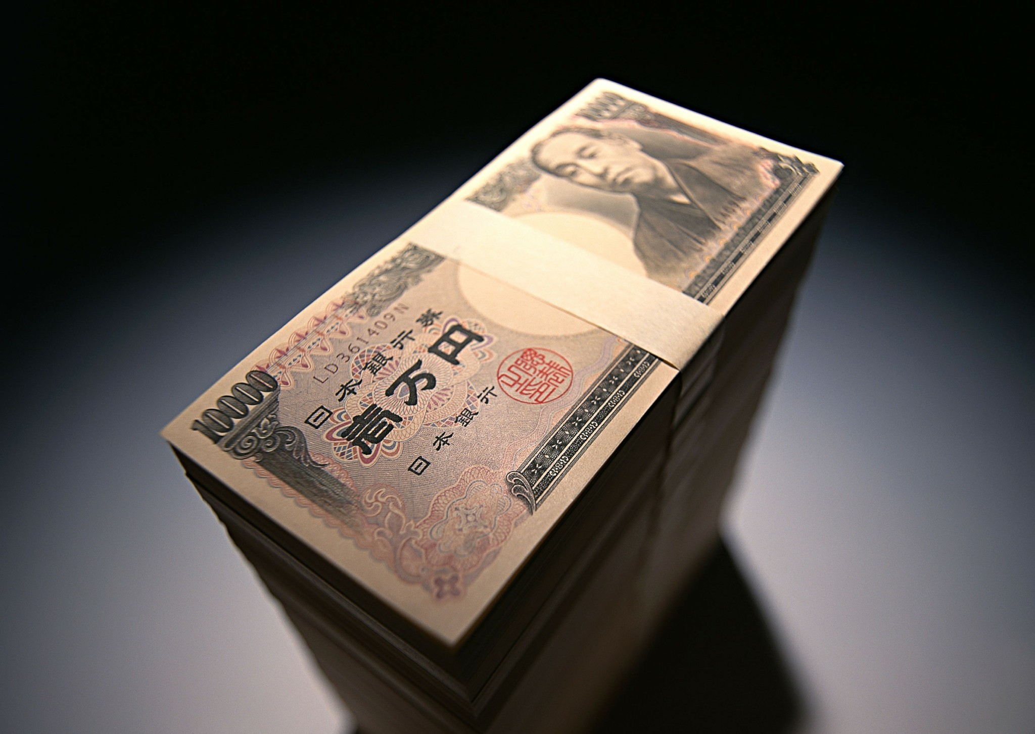 Триллион йен в рублях. Купюры и монеты йена на столе.