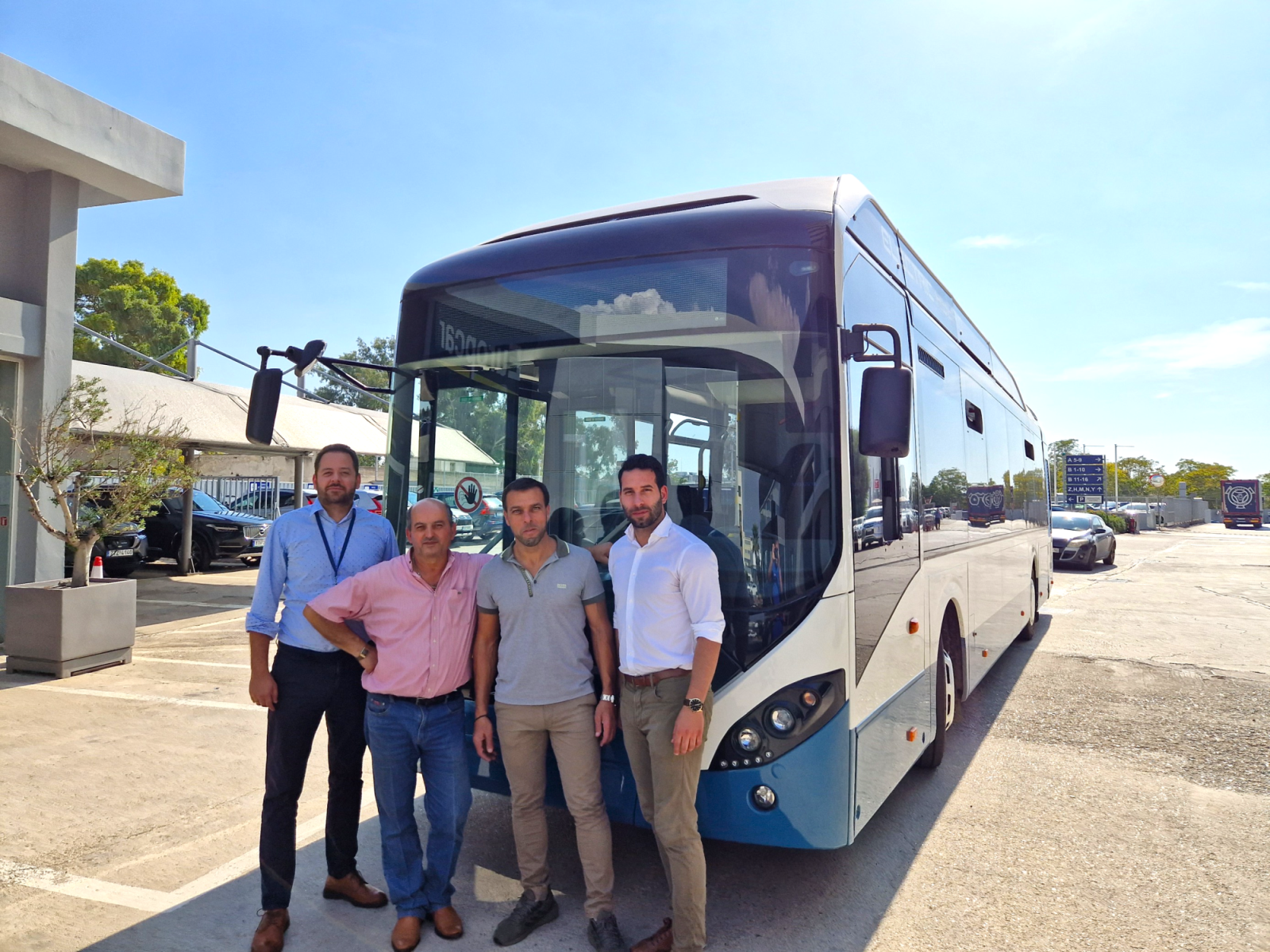 Ο Όμιλος Επιχειρήσεων Σαρακάκη παρέδωσε υβριδικό λεωφορείο Volvo στα Χανιά Κρήτης