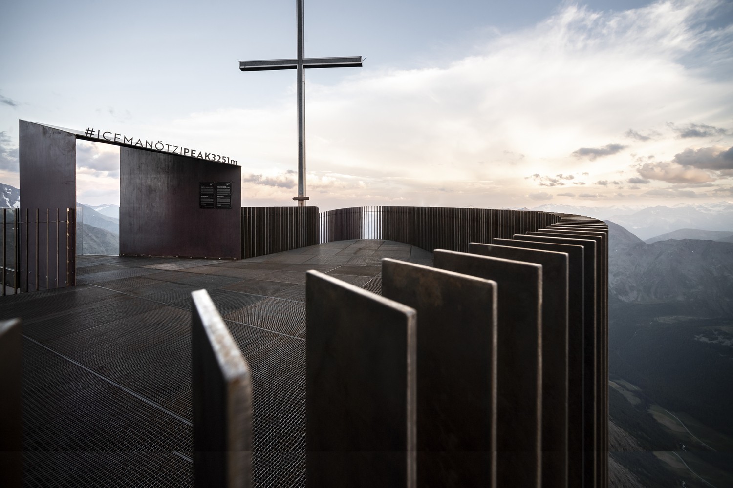 Περπατώντας πάνω από το κενό – Τέλεια θέα ακατάλληλη για υψοφοβικούς