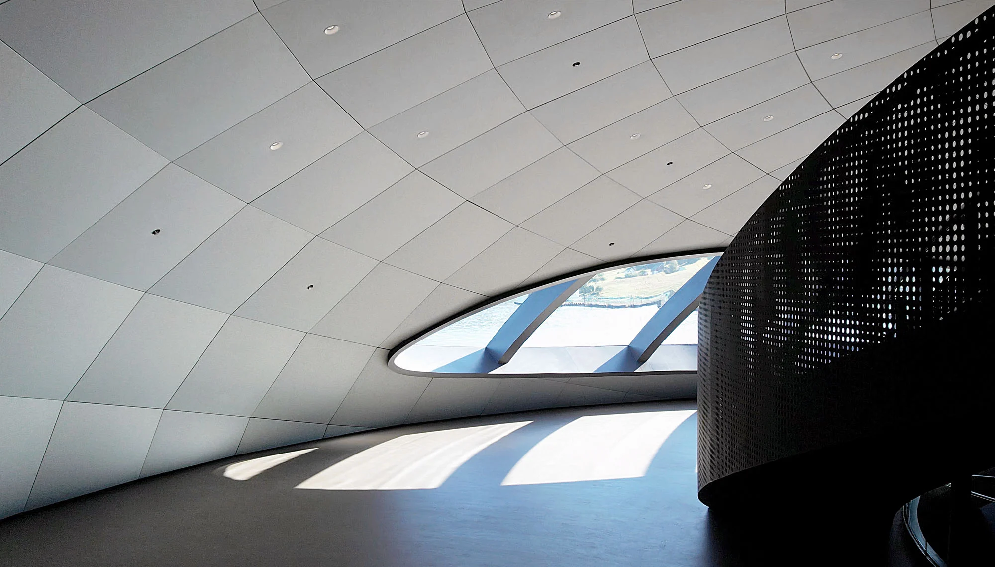 “Το μάτι του σολωμού”: H εντυπωσιακή εμπειρία στην επιβλητική πλωτή κατασκευή στα φιορδ της Νορβηγίας