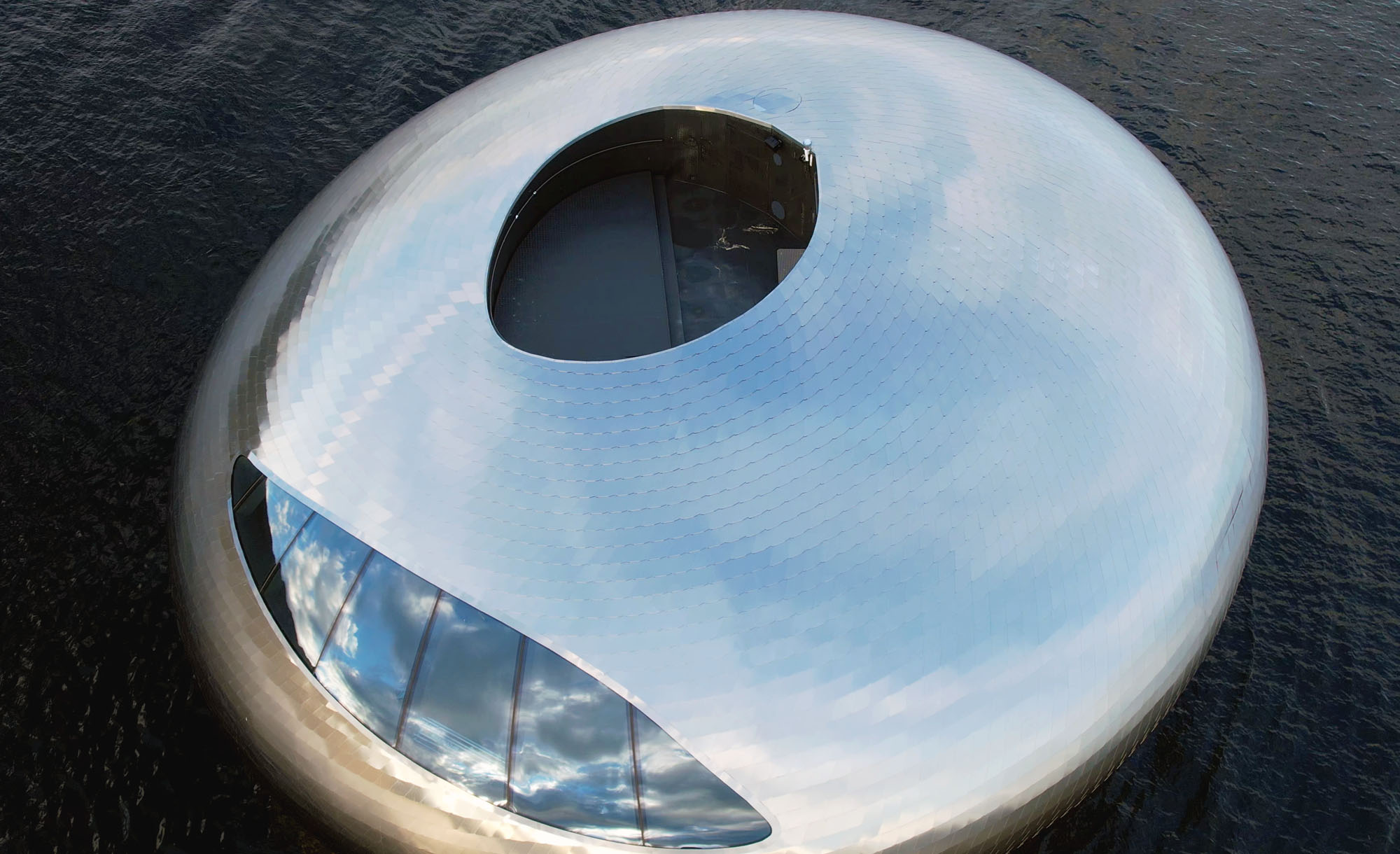 “Το μάτι του σολωμού”: H εντυπωσιακή εμπειρία στην επιβλητική πλωτή κατασκευή στα φιορδ της Νορβηγίας
