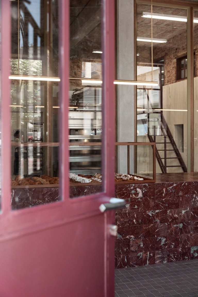 Red Jane: Πώς ένα εγκαταλελειμμένο κτίριο του ’30 στα Χανιά έγινε ένας φούρνος – επιτομή του design