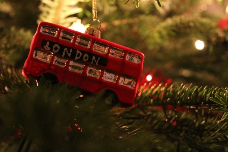 PwC: «Ψαλιδίζουν» τις Χριστουγεννιάτικες αγορές οι Βρετανοί