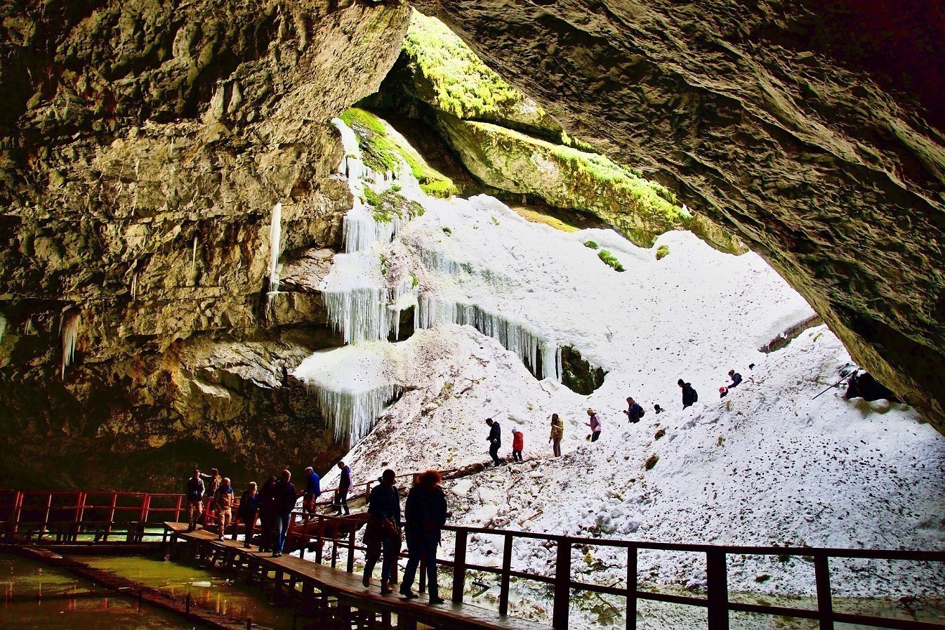 Cave tourism: Πώς μπορούν να γίνουν οι σπηλιές πιο βιώσιμες