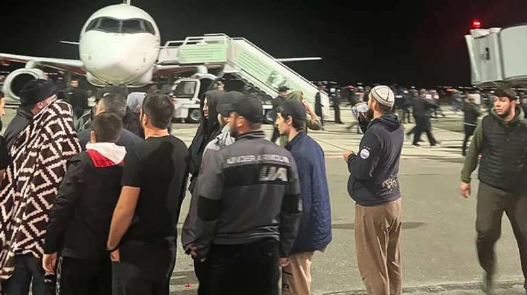 Tρόμος στο αεροδρόμιο του Νταγκεστάν – «Έψαχναν Ισραηλινούς και φώναζαν Αλλάχου Άκμπαρ»