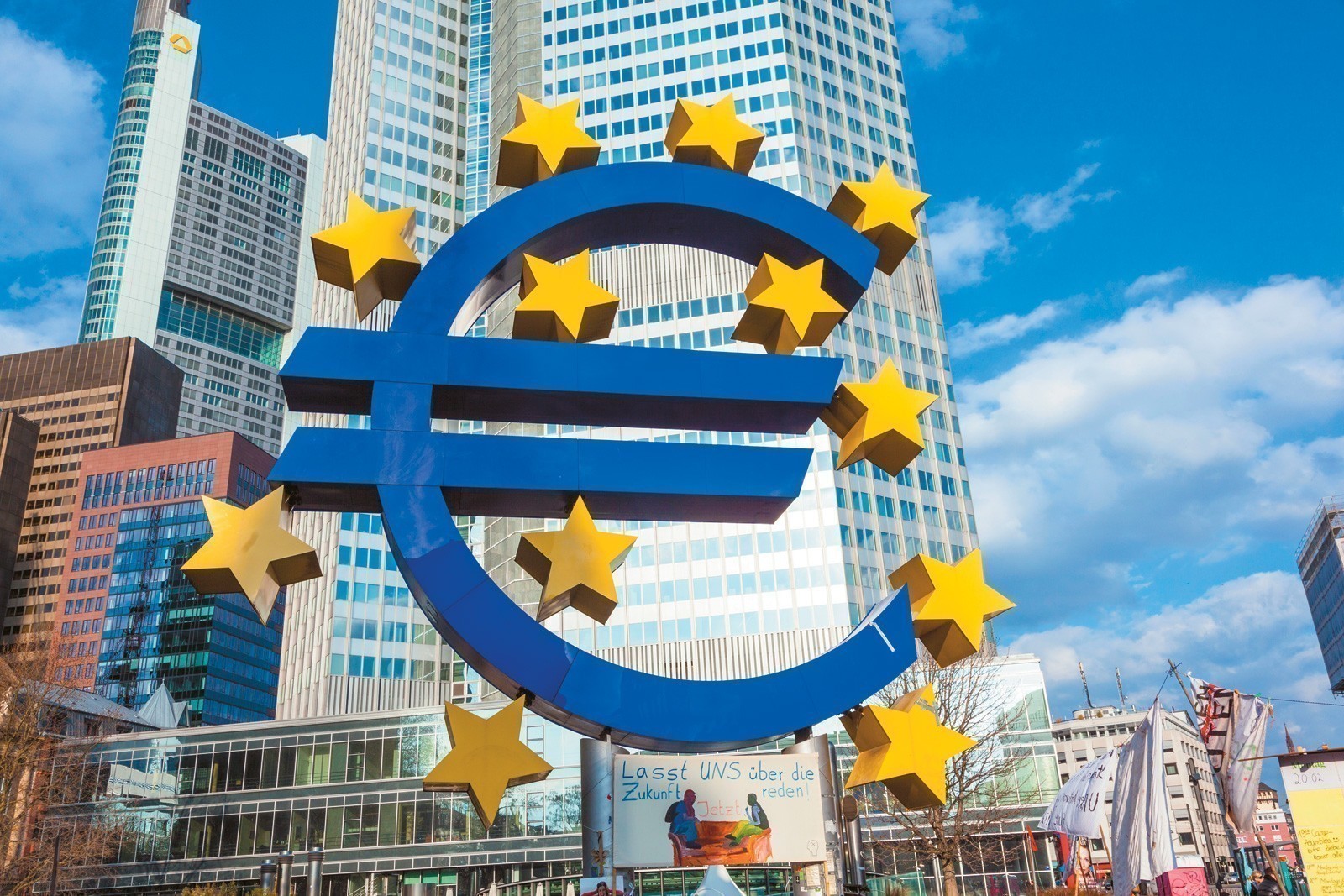 ΕΚΤ: Τα «αγκάθια» για επιστροφή του πληθωρισμού στο στόχο του 2%