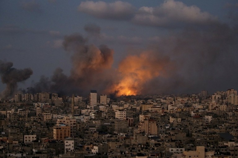 Πόλεμος στη Μ. Ανατολή: Ξεπερνούν τους 2.670 οι νεκροί στη Γάζα – Ρουκέτες έπεσαν στο Ισραήλ – Ανησυχία για τον ρόλο Χεζμπολάχ, Ιράν (vids) (upd)