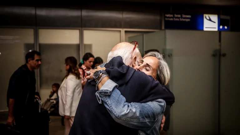 Eπέστρεψαν 90 Έλληνες από το Ισραήλ (vid)