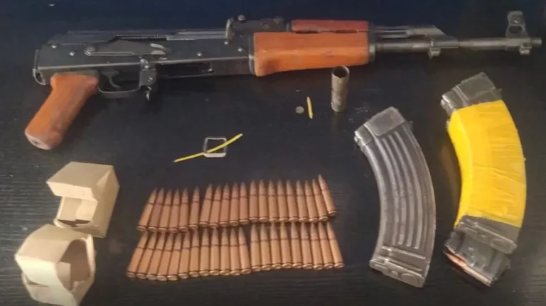 Δύο συλλήψεις στην Κυψέλη – Βρέθηκε καλάσνικοφ στο σακίδιο 17χρονου