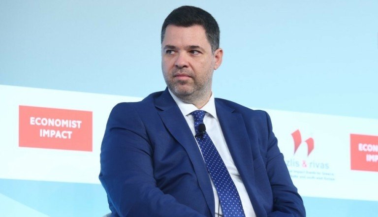 Κοντογεώργης: Προστατεύουμε το εισόδημα και στηρίζουμε τη στέγη – Σταθερή η ελληνική οικονομία απέναντι στους δασμούς