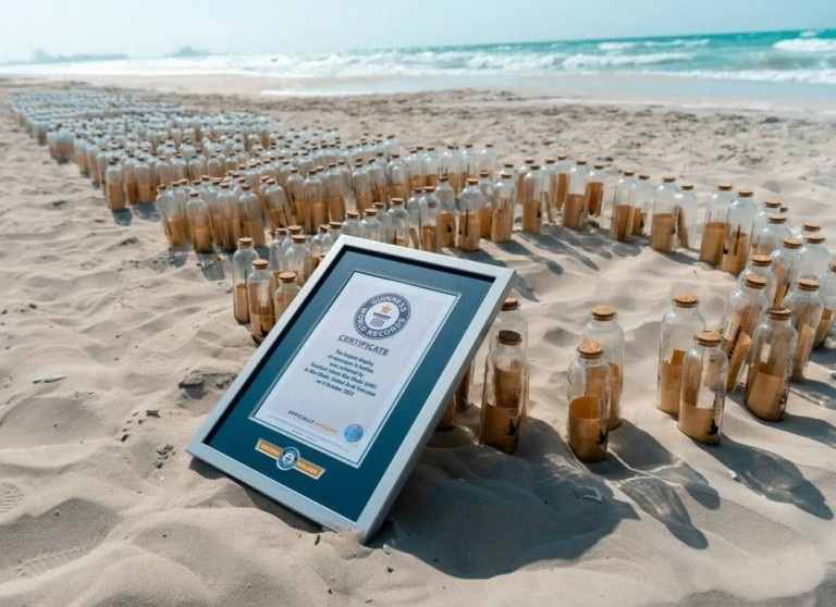 Ρεκόρ Guinness: Ποιο νησί έσπασε τη μεγαλύτερη εμφάνιση μηνυμάτων σε μπουκάλια (tweets)