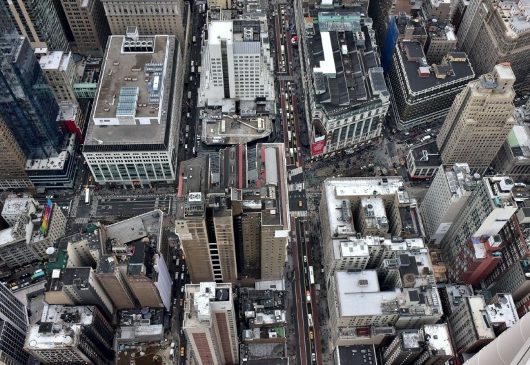 Νέα Υόρκη: Ένας παράξενος ουρανοξύστης – Δεν έχει παράθυρα και δεν φωτίζεται (vids)