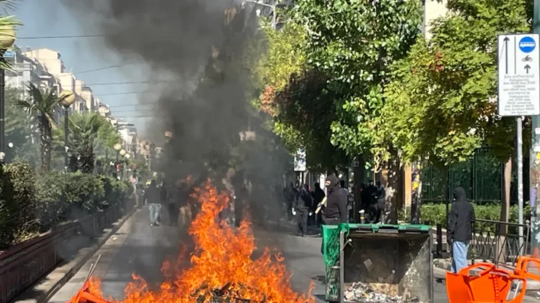 Επεισόδια έξω από την ΑΣΟΕΕ – Κλειστή η Πατησίων