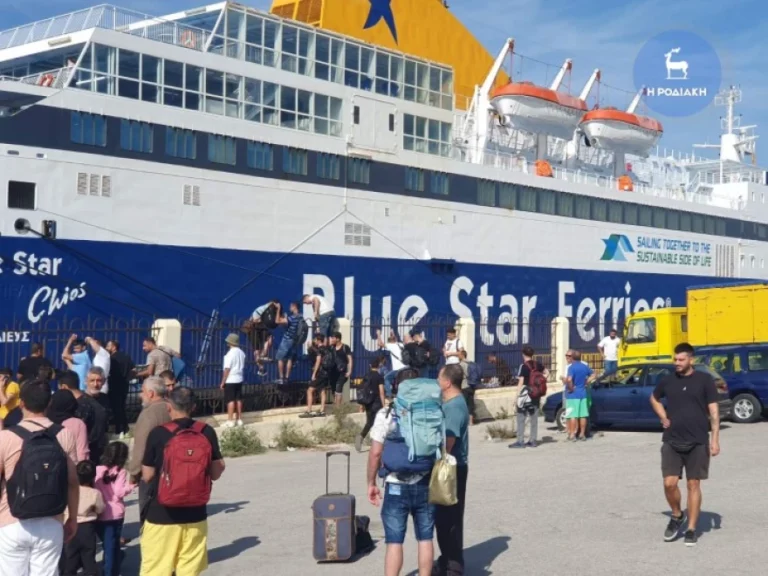 Λιμάνι της Ρόδου: 400 μετανάστες και πρόσφυγες εμποδίζουν τον απόπλου πλοίου (vid)