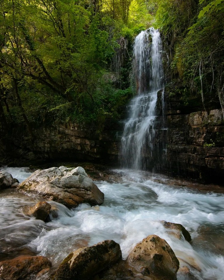 Τα κρυμμένα ταξιδιωτικά διαμάντια της Ελλάδας από τον φωτογράφο που έχει κάνει τη Φύση ιδεολογία