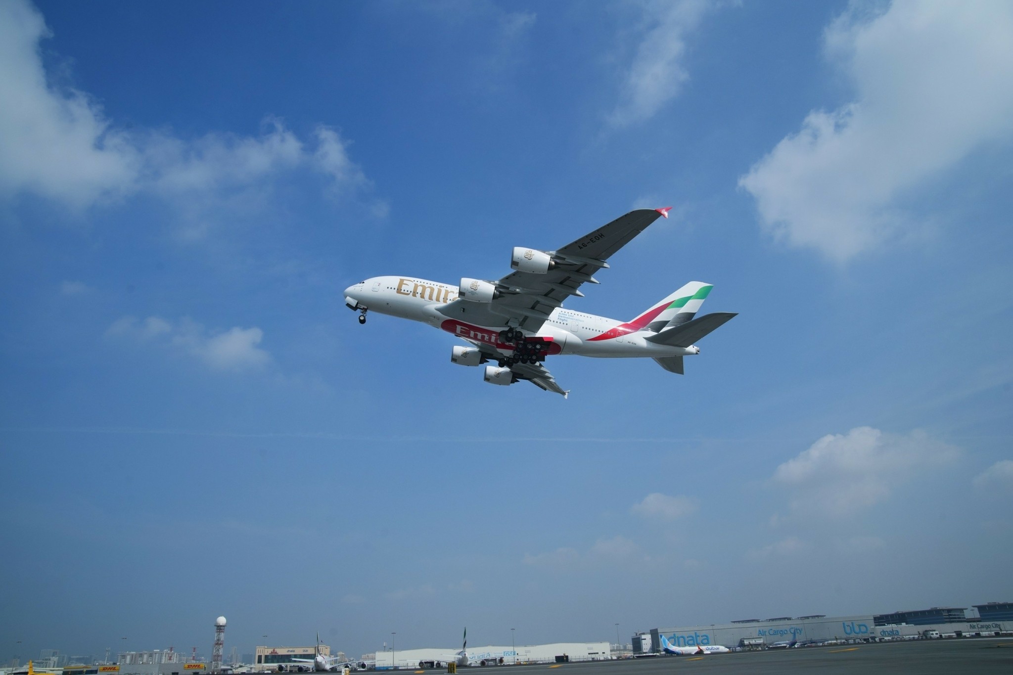 Πλημμύρες στο Ντουμπάι: Η Emirates ανέστειλε το τσεκ-ιν των επιβατών που αναχωρούν από το DBX